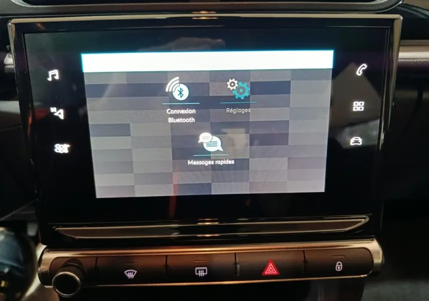 Écran tactile central de la Citroën C3 2024 affichant les options Bluetooth, réglages et messages rapides.