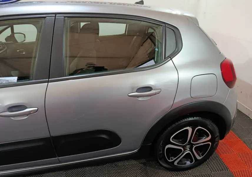 Vue latérale droite d'une Citroën C3 gris clair 2024 avec protections noires et jantes alliage distinctives.