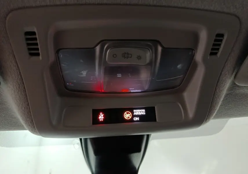 Vue intérieure du plafonnier de la Citroën C3 gris clair 2024 avec indicateurs lumineux d'airbag passager activé.