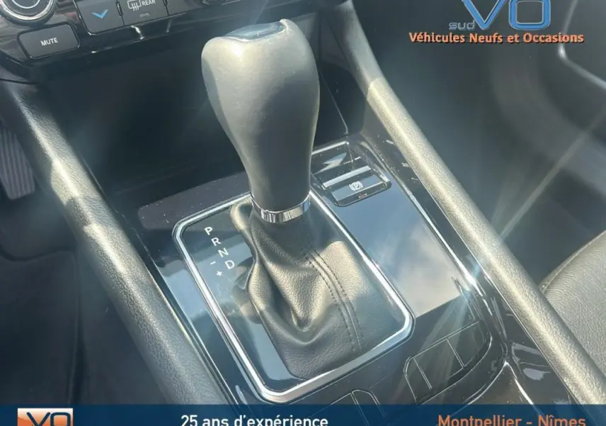 Le levier de vitesse automatique en cuir noir du Jeep Compass 2024, avec indication P R N D et frein à main électronique.