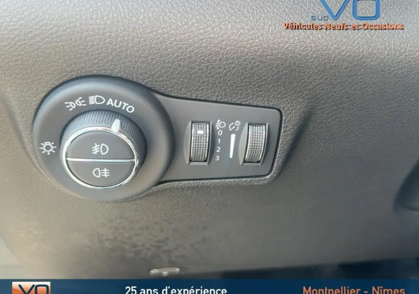 Commande des phares avec réglages de luminosité sur le tableau de bord noir du Jeep Compass blanc 2024 e-Hybrid Altitude