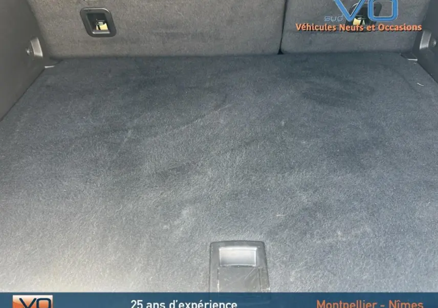 Vue du coffre vide du Jeep Compass blanc 2024, mettant en valeur son espace de chargement et sa moquette noire.