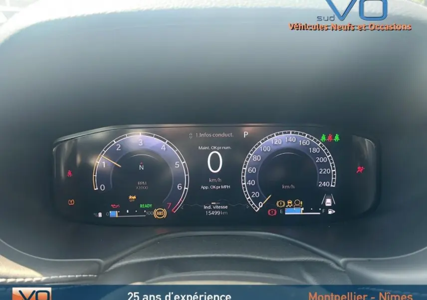 Tableau de bord numérique du Jeep Compass 2024 affichant compte-tours, vitesse à zéro et témoins d'alerte allumés.