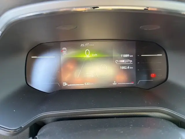 Tableau de bord numérique du Renault Captur 2024 affichant la vitesse à 0 km/h et l'autonomie restante.