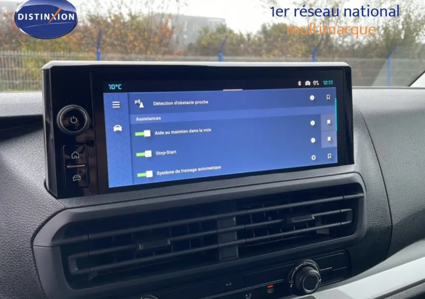 Écran tactile central du tableau de bord du Citroën Jumpy Van Long gris, affichant les assistances à la conduite.