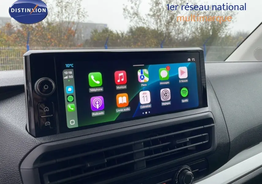 Écran tactile central du tableau de bord du Citroën Jumpy 2025, affichant les applications connectées.
