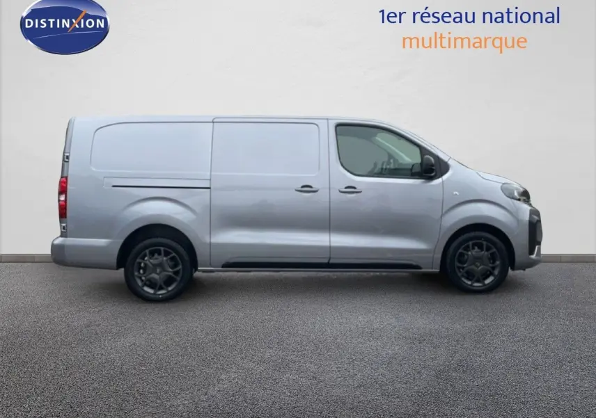 Profil côté droit du Citroën Jumpy Van Long L3 gris Artense métal sur fond neutre, roues noires visibles.