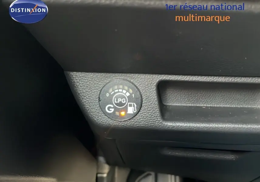 Gros plan sur le tableau de bord de la Renault Clio 2025, voyant de carburant GPL allumé sur fond noir.