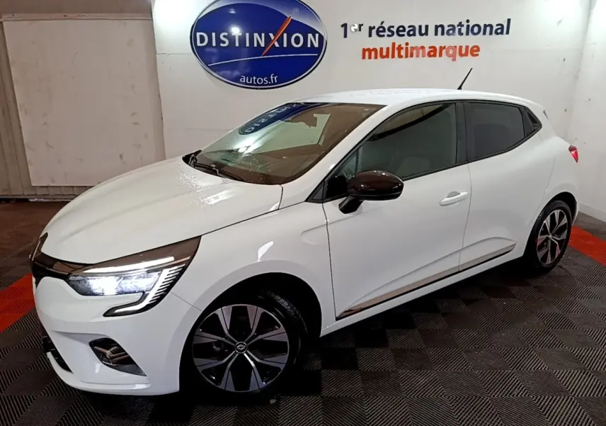 Renault Clio Business blanc vue 3/4 avant droit, phares LED allumés et rétroviseurs noirs contrastants.
