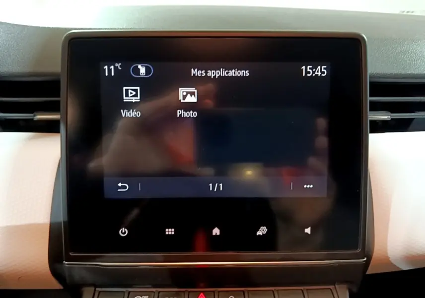 Écran tactile central 7 pouces de la Renault Clio Business blanc, affichant le menu applications vidéo et photo.