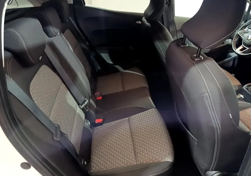 Vue intérieure côté gauche montrant la banquette arrière noire et grise de la Renault Clio Business TCe 100 GPL 2023.
