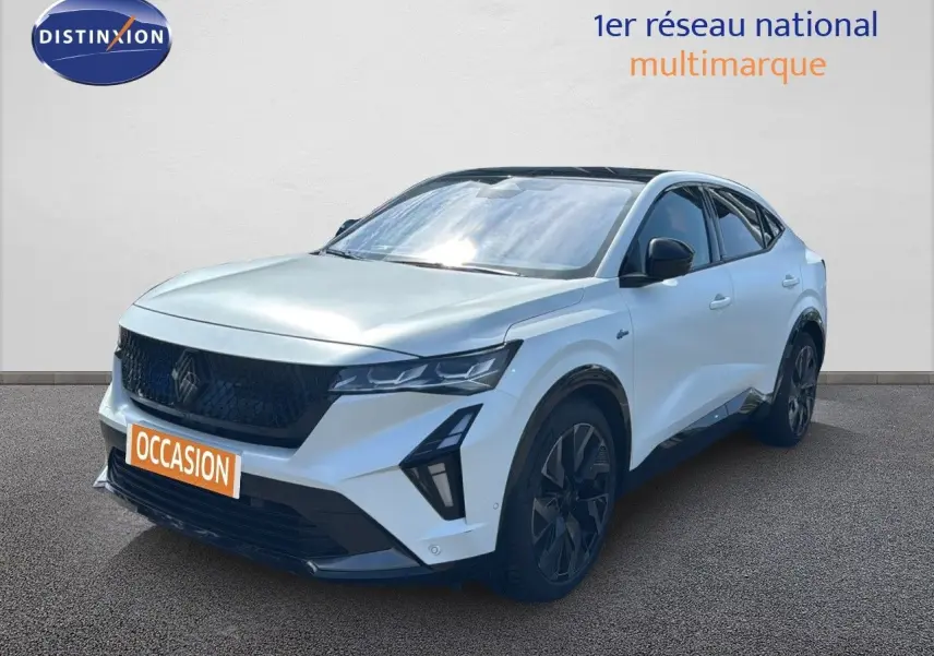 Renault Rafale 2024 blanc satin avec toit noir, vue 3/4 avant mettant en valeur ses lignes dynamiques et jantes noires.
