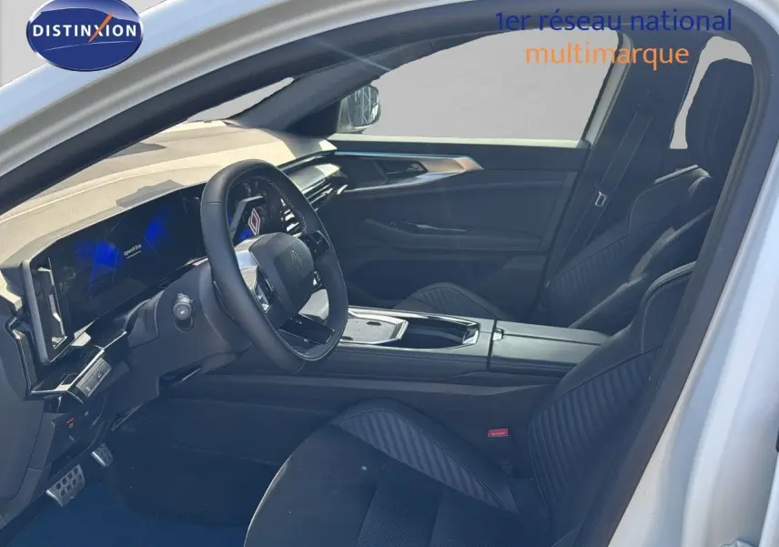 Vue intérieure côté conducteur de la Renault Rafale 2024 blanc satin, volant multifonction et sièges noirs cuir et tissu.