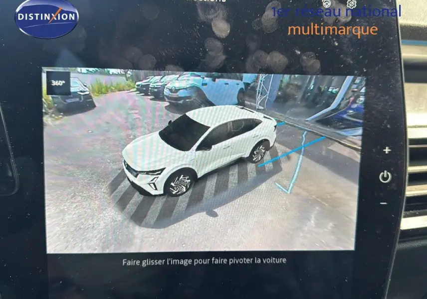 Vue 3/4 avant droite de la Renault Rafale blanche satin avec toit noir affichée sur écran 360° intérieur.