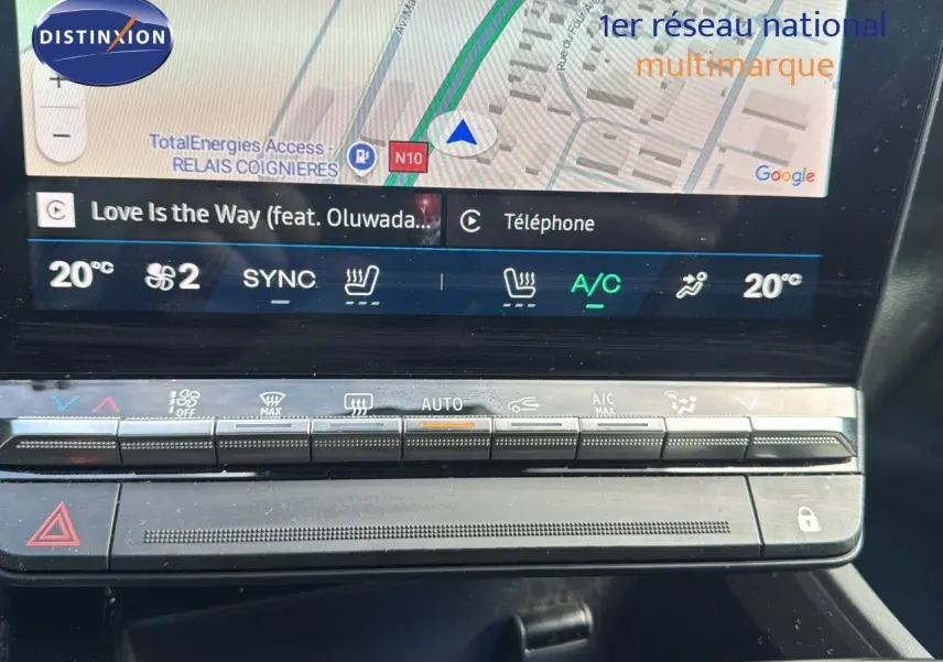 Vue rapprochée de la console centrale du Renault Rafale 2024, écran tactile avec navigation et commandes climatisation.