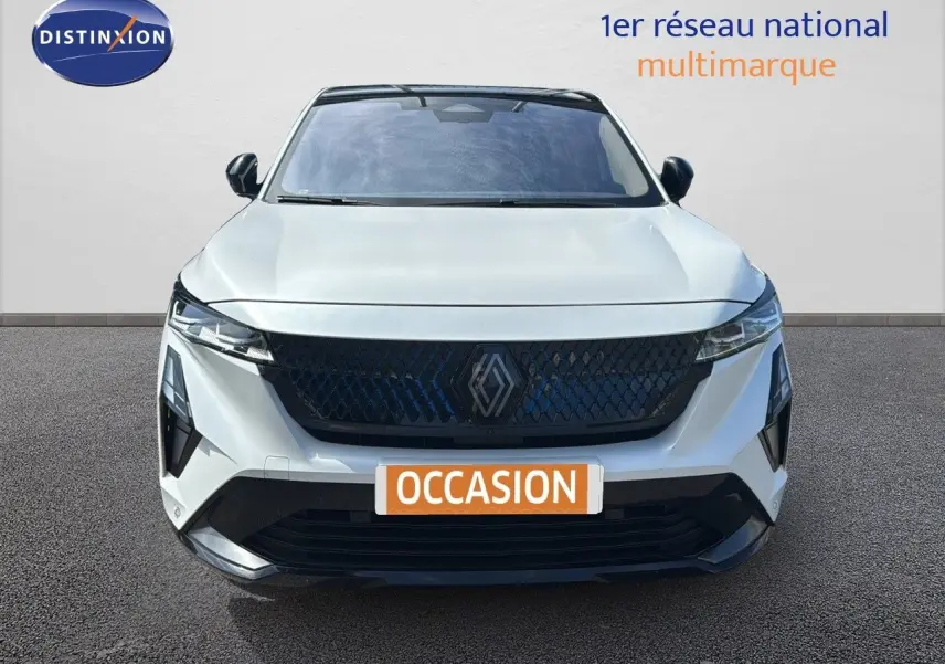 Vue avant centrée d'une Renault Rafale 2024 blanc satin avec toit noir et calandre noire distinctive.