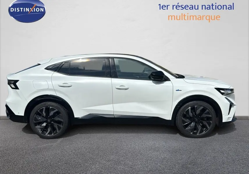 Profil côté gauche du Renault Rafale blanc satin avec toit noir, roues noires et lignes dynamiques 2024.
