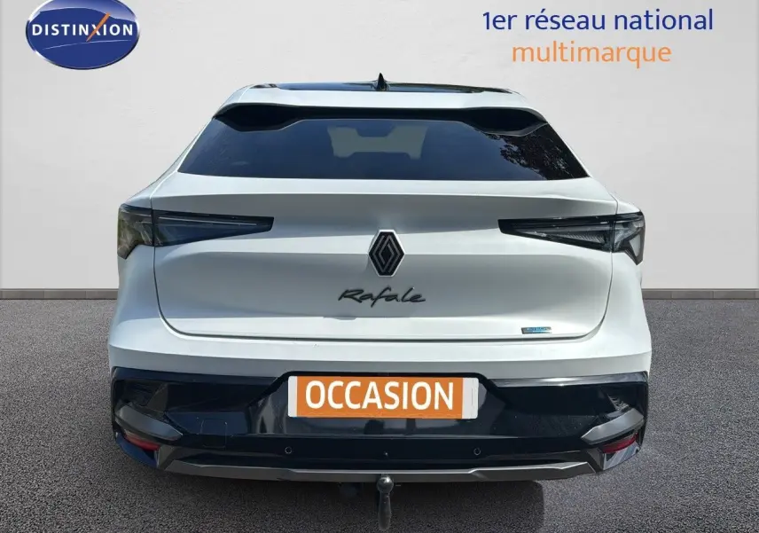 Vue arrière d'une Renault Rafale blanche satin avec toit noir, badge hybride et attelage visible.