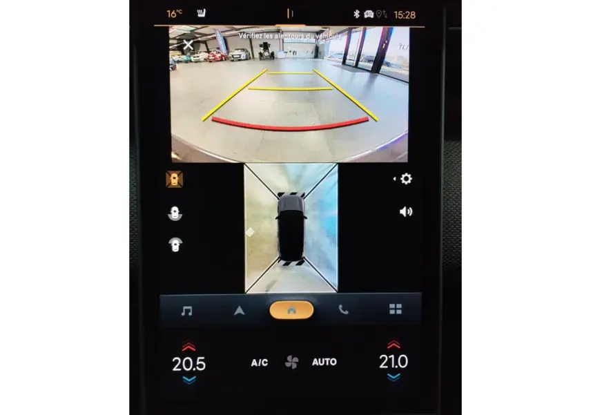 Écran tactile affichant la caméra de recul et vue 360° du Citroën C5 Aircross gris, intérieur moderne.
