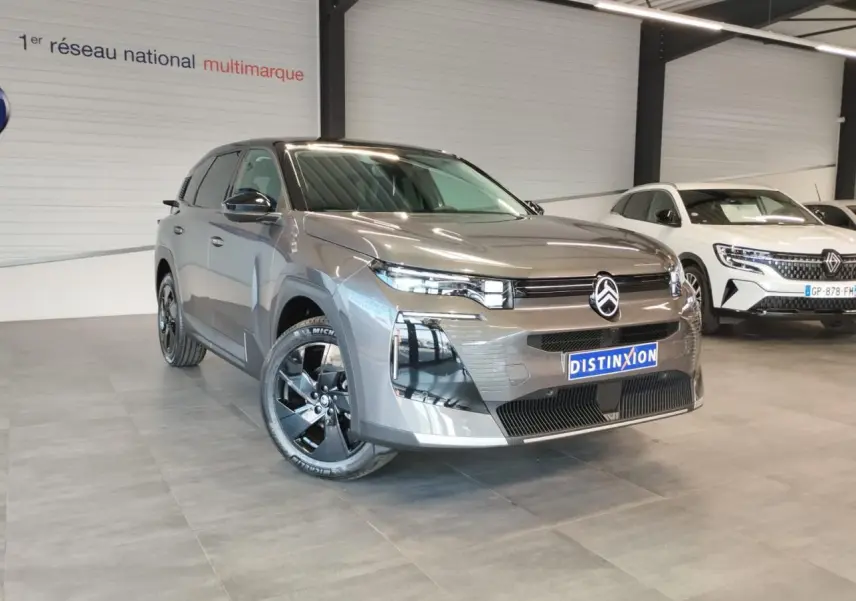 Citroën C5 Aircross gris métallisé en 3/4 avant droit, avec jantes alliage noires et calandre noir brillant.