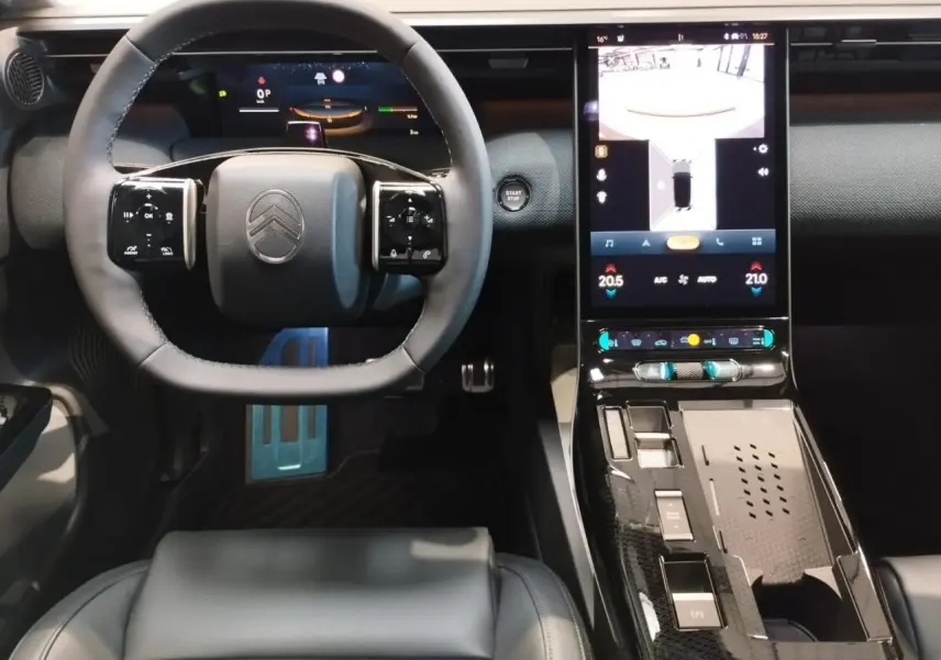Vue intérieure frontale du poste de conduite du Citroën C5 Aircross 2026, avec volant cuir noir et écran tactile vertical.