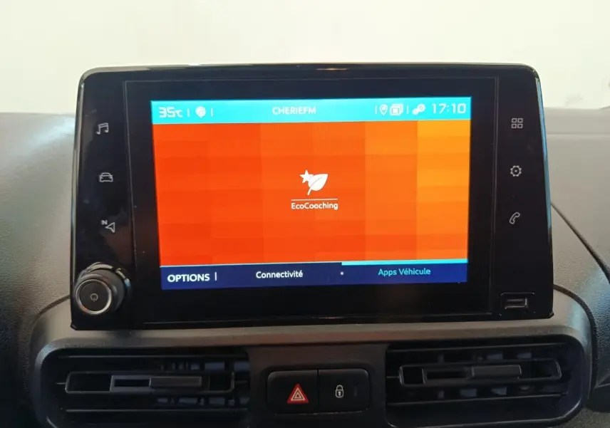 Écran tactile central allumé du tableau de bord du Citroën Berlingo blanc, affichant l'application EcoCoaching.