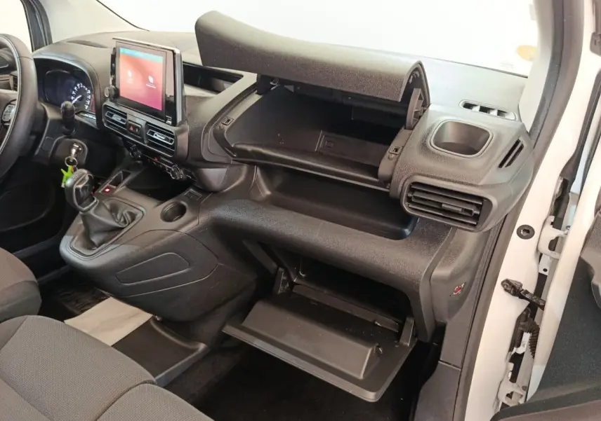 Vue intérieure côté passager du Citroën Berlingo blanc 2020 avec tableau de bord et boîtes à gants ouvertes.