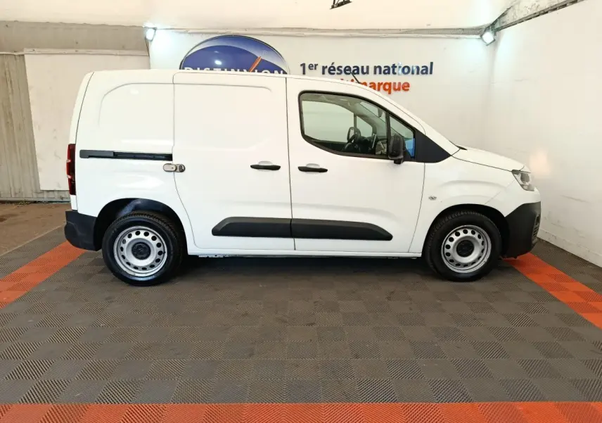 Vue de profil côté droit d’un utilitaire Citroën Berlingo blanc, avec porte latérale coulissante et jantes acier.