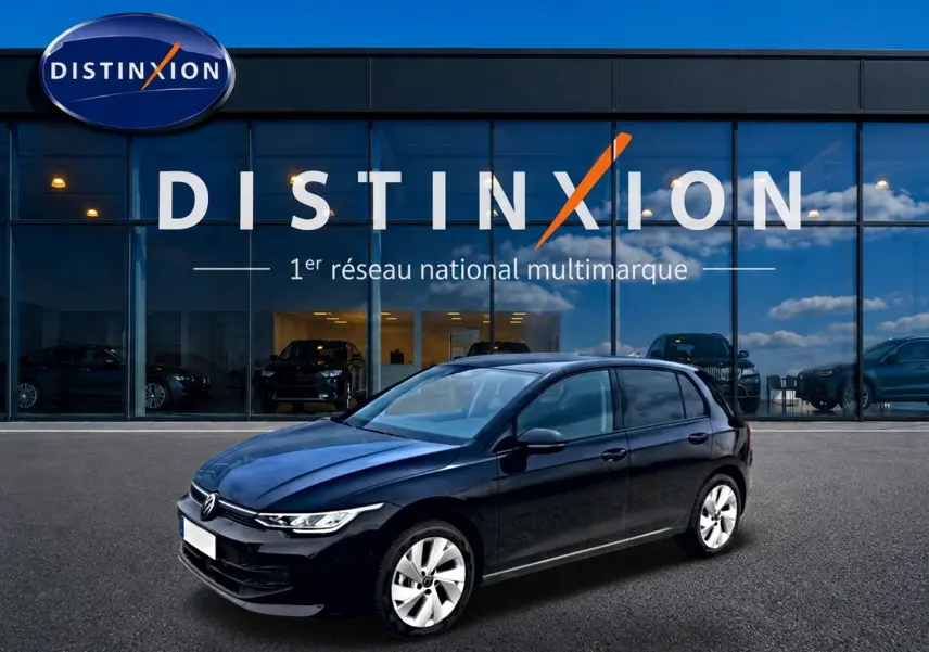 Volkswagen Golf 1.5 ETSI evo2 noir vue 3/4 avant droit devant showroom Distinxion.