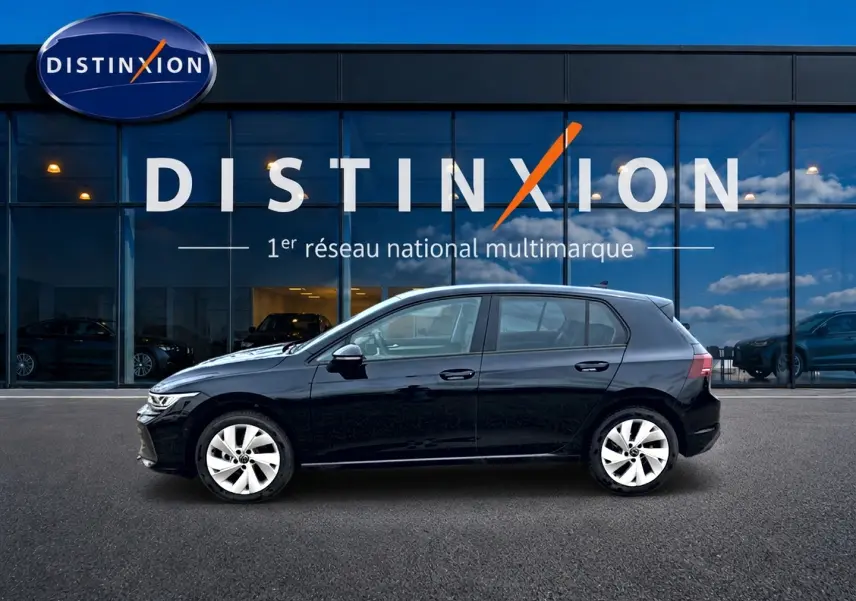 Volkswagen Golf 1.5 ETSI Evo2 noir vue de profil côté gauche devant une vitrine avec logo Distinxion.