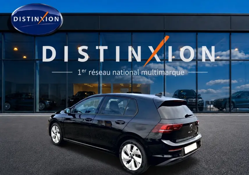 Volkswagen Golf 1.5 etsi evo2 noir vue 3/4 arrière droit devant vitrine Distinxion.
