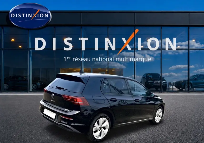 Volkswagen Golf 1.5 etsi evo2 noir vue 3/4 arrière droit devant showroom Distinxion.