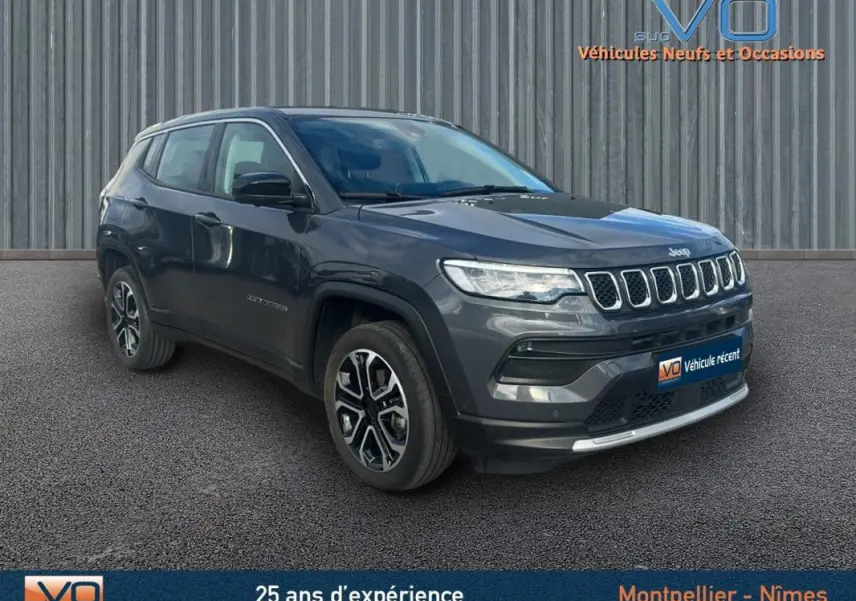 Jeep Compass gris 3/4 avant droit avec jantes alliage 18 pouces, calandre à sept fentes et phares LED allumés