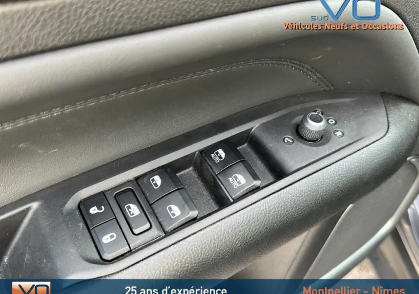 Gros plan sur les commandes des vitres et rétroviseurs côté conducteur du Jeep Compass gris 2024 e-Hybrid Altitude.