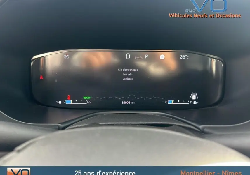 Tableau de bord numérique du Jeep Compass 2024 affichant vitesse, température et autonomie, vu de face depuis le poste de conduite.