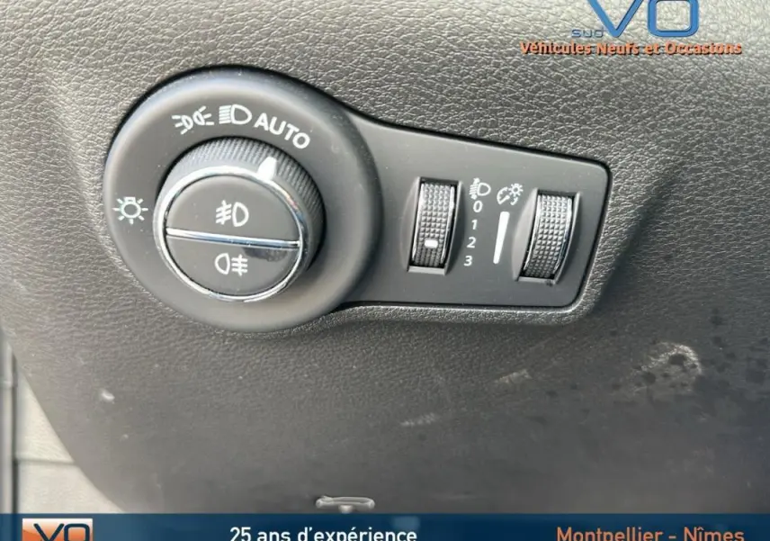 Commande des phares et réglages d'éclairage sur tableau de bord noir du Jeep Compass gris 2024 e-Hybrid Altitude.