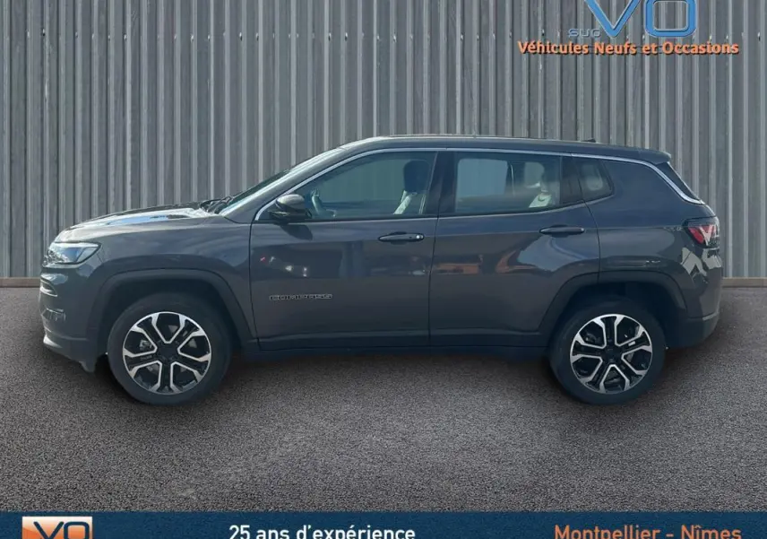 Profil latéral droit d'un Jeep Compass gris 2024 avec jantes alliage 18 pouces et finition e-Hybrid Altitude.
