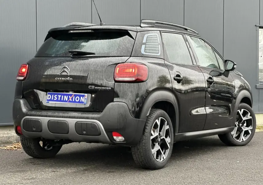 Citroën C3 Aircross noir Perla vue 3/4 arrière droit avec jantes alliage et barres de toit noires brillantes.