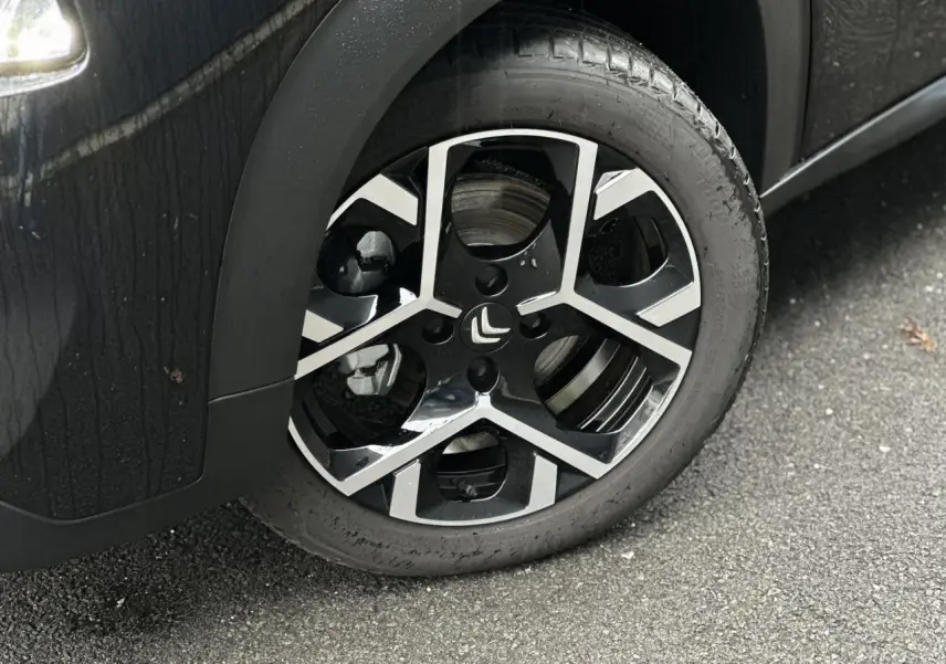 Gros plan sur la jante alliage 17'' Origami diamantée noire et argentée du côté avant gauche d'une Citroën C3 Aircross Noir Perla.