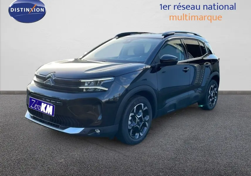 SUV Citroën C5 Aircross noir perla metal vu en 3/4 avant droit avec jantes bi-ton et toit noir.