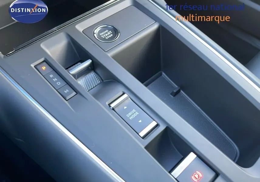 Gros plan sur la console centrale noire du Citroën C5 Aircross, mettant en valeur la commande de boîte auto et le bouton start-stop.