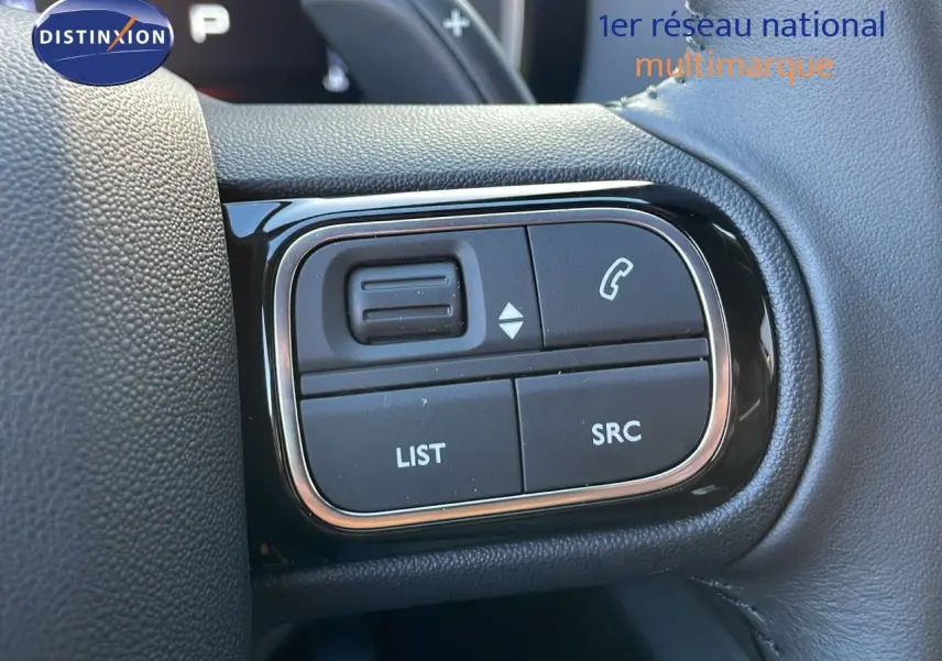 Gros plan sur les commandes gauche du volant en cuir noir du Citroën C5 Aircross noir Perla Metal.