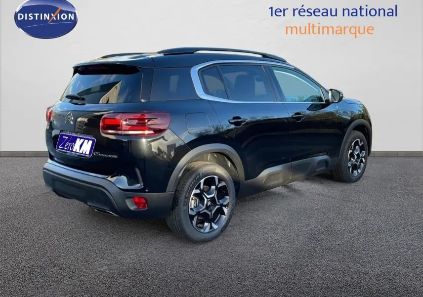 Vue 3/4 arrière droite du Citroën C5 Aircross noir perla metal avec jantes biton et feux arrière LED.