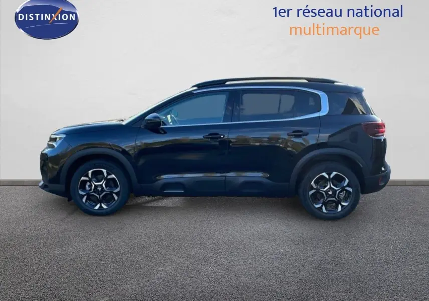 Profil côté gauche d'un Citroën C5 Aircross noir Perla Metal avec jantes bi-ton et toit surélevé.
