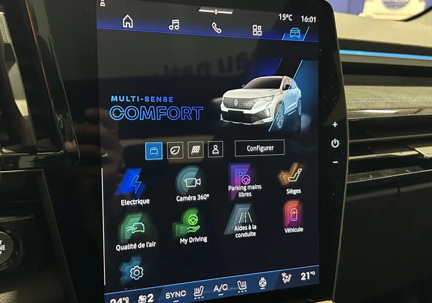 Écran tactile intérieur du Renault Austral Ph.2 blanc nacré satin affichant le mode Multi-Sense Confort et options de conduite.