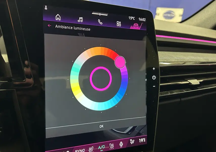 Écran tactile intérieur du Renault Austral Ph.2 blanc nacré, affichant le réglage de l'ambiance lumineuse colorée.