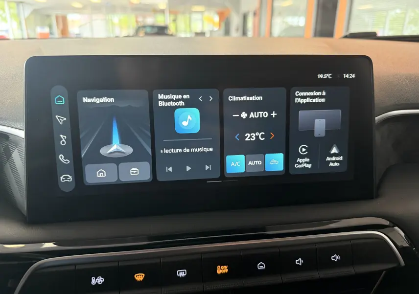 Écran tactile central de 10,25 pouces du MG3 2025 en gris, affichant navigation, musique Bluetooth et climatisation.