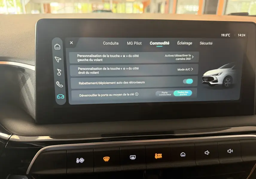 Écran tactile central de 10,25 pouces affichant les réglages de commodité du MG3 gris Hampstead, vue intérieure frontale.
