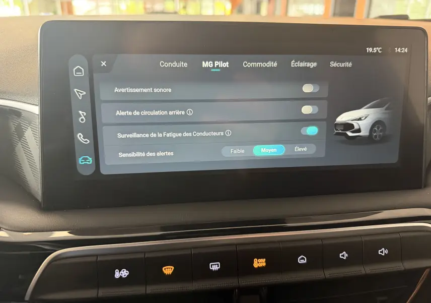 Écran tactile central de 10,25 pouces du MG3 2025 affichant les réglages du système MG Pilot en intérieur noir.