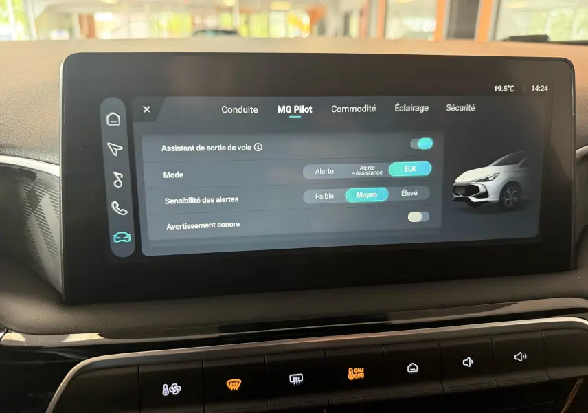 Écran tactile central de 10,25 pouces du MG3 2025 en hampstead grey, affichant les réglages de l'assistant MG Pilot.